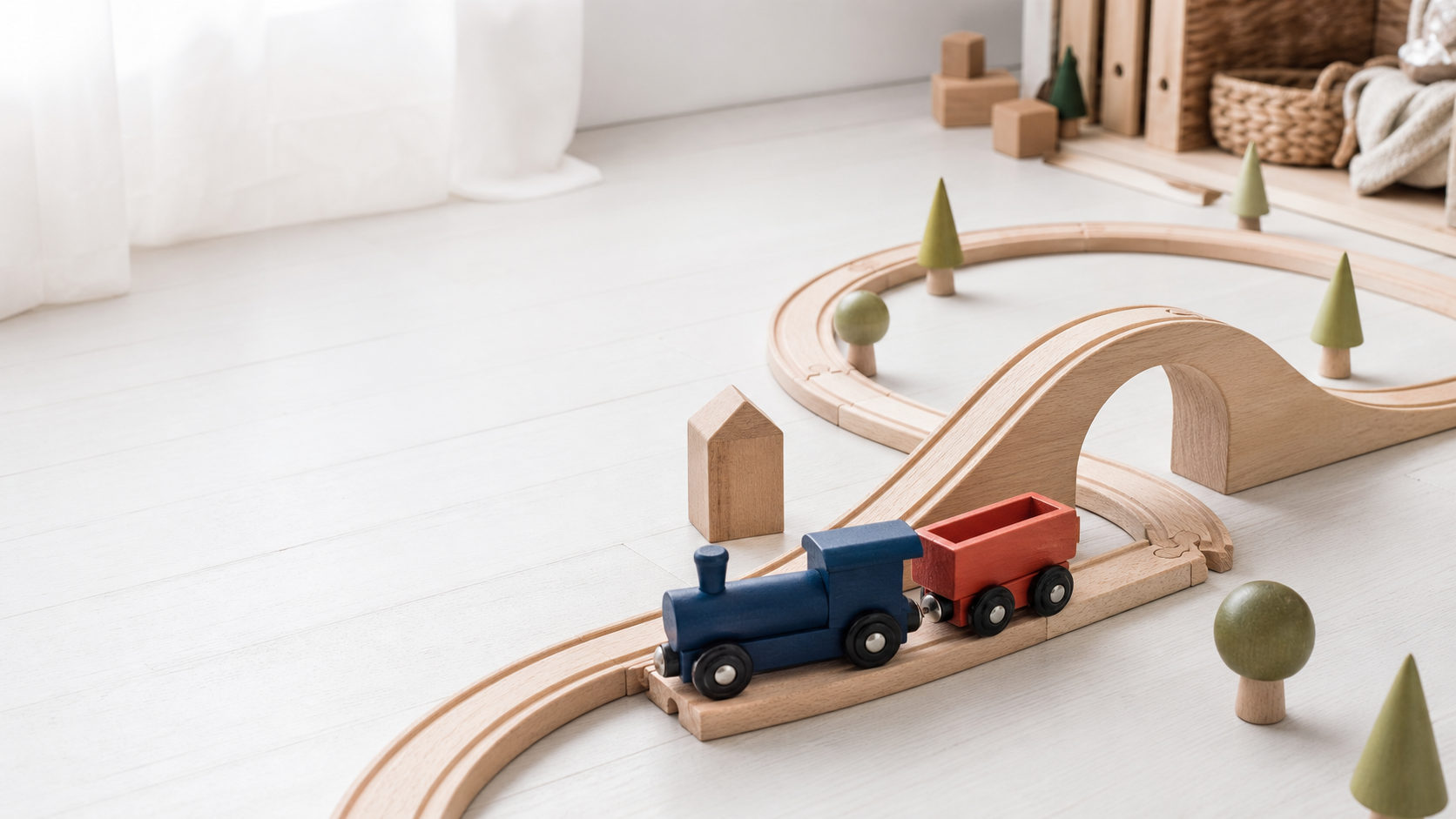Kleurrijke houten speelgoedtrein op een open houten spoor